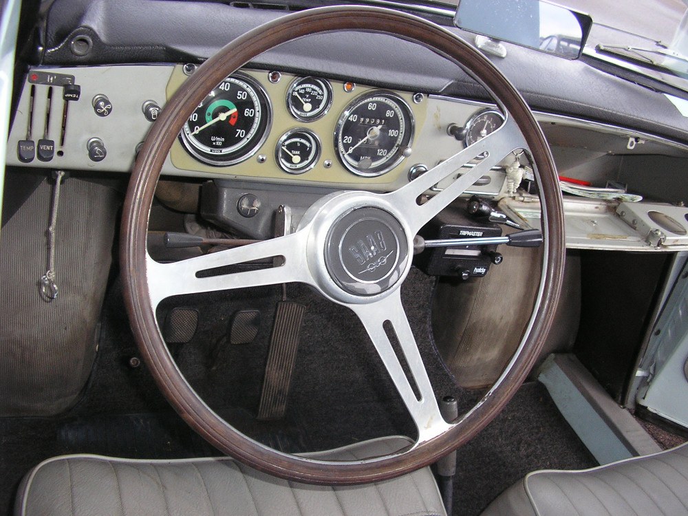 Tableau de bord d’une Saab GranTurismo 850 ; un Halda Tripmaster se trouve à droite du volant.